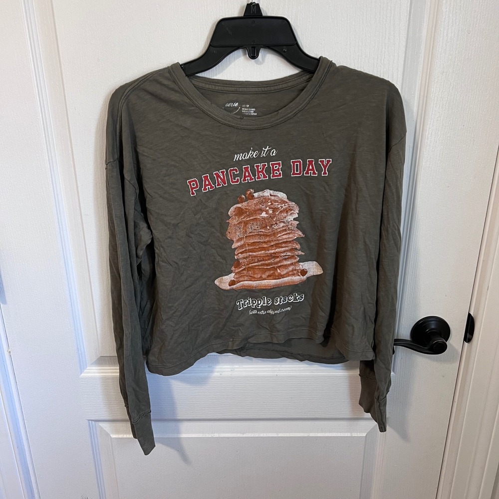 Aerie Pancake Day Graphic Cropped Long Sleeve T-Shirt Olive Green‎ Womens XS